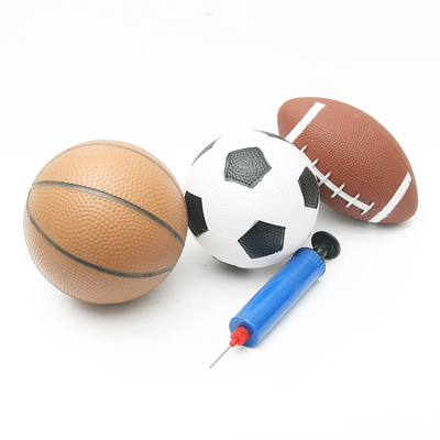 サッカーのスポーツの演劇キッカーそれの球の子供は撃たれたギフトのおもちゃをトリックする